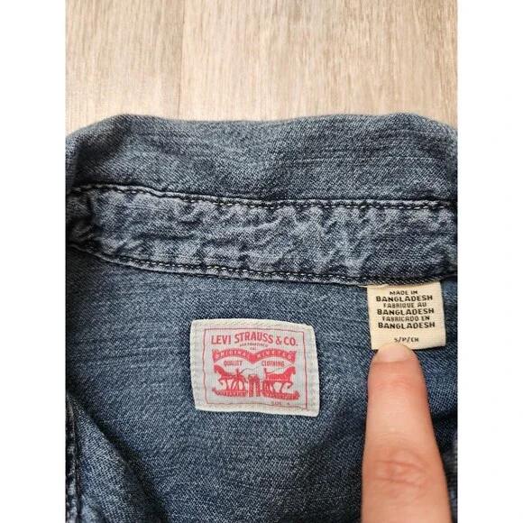 Levi’s Western Pearl Snap Denim Shirt Light Wash Button Down Women’s Small EUC - Picture 4 of 8
